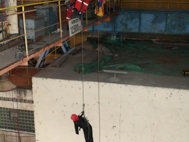 Mannequin pour s'entraîner à redescendre une victime dans son harnais en toute sécurité