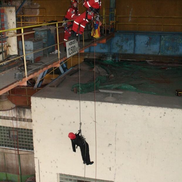 Mannequin pour s'entraîner à redescendre une victime dans son harnais en toute sécurité