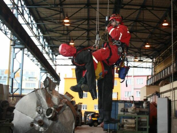 Mannequin d'entraînement au secours d'une personne inerte dans son harnais