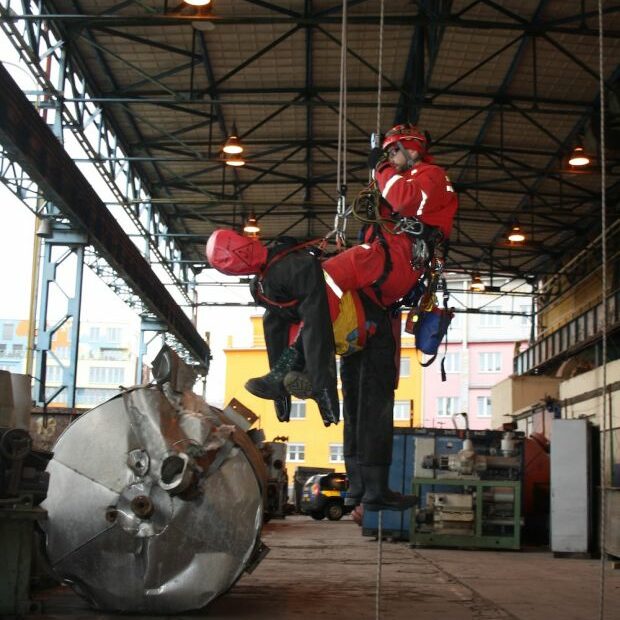 Mannequin d'entraînement au secours d'une personne inerte dans son harnais