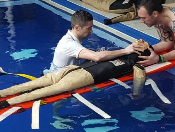 entrainement victime piscine sur planche