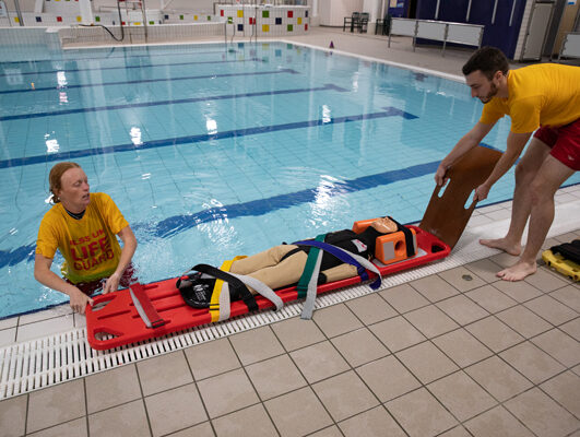 mannequin piscine enfant sur planche