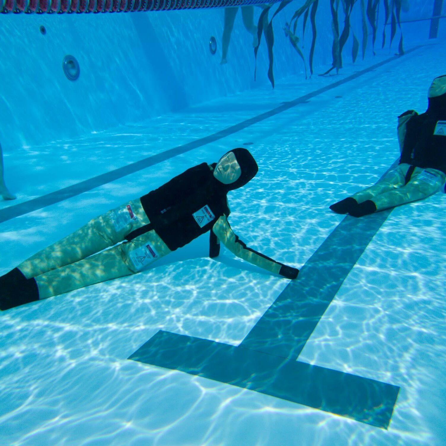 mannequin de sauvetage simulant une victime réaliste noyade