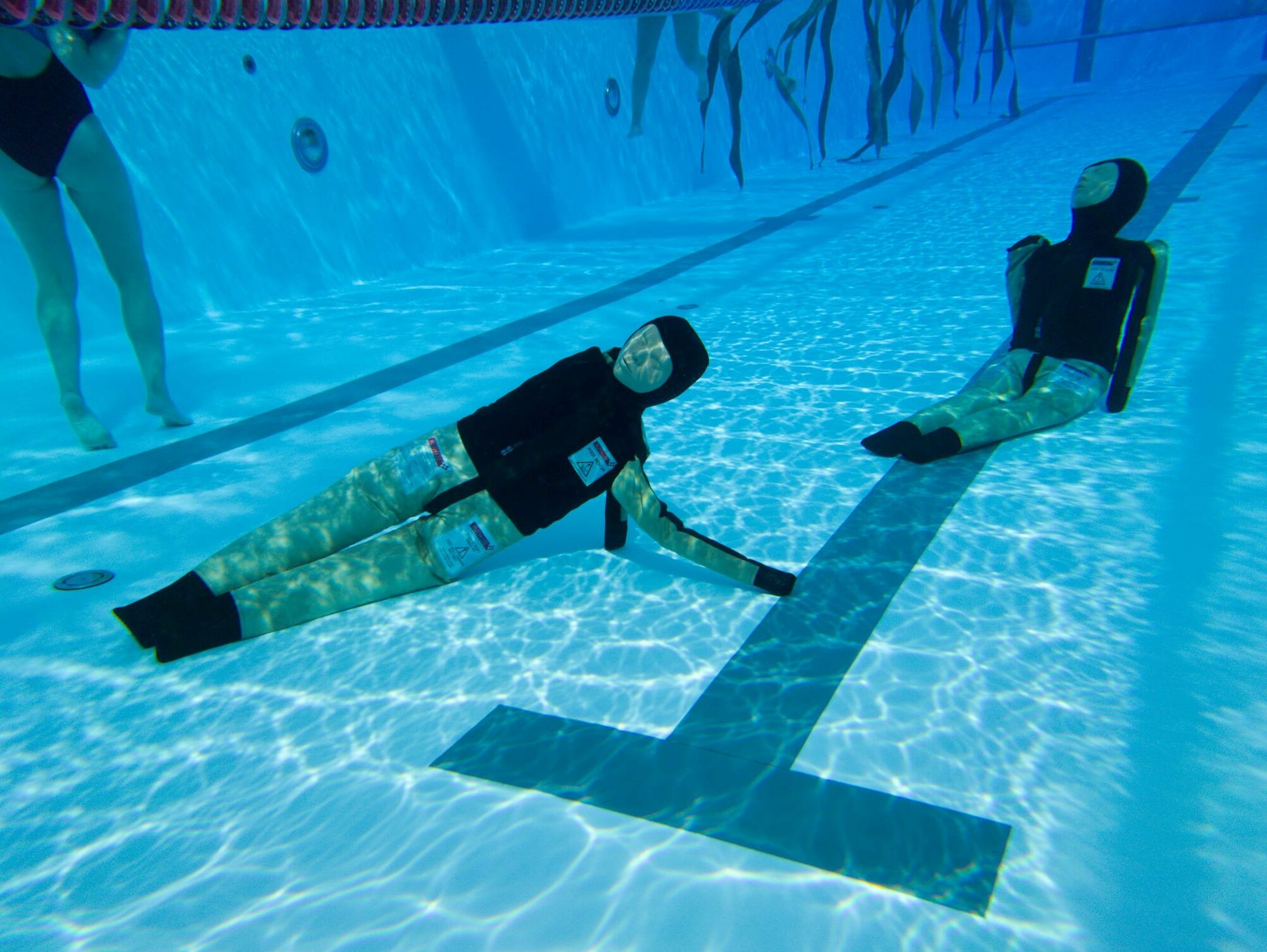 mannequin de sauvetage simulant une victime réaliste noyade