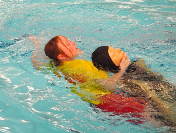 Remorquage d'une victime simulé par un mannequin piscine réaliste