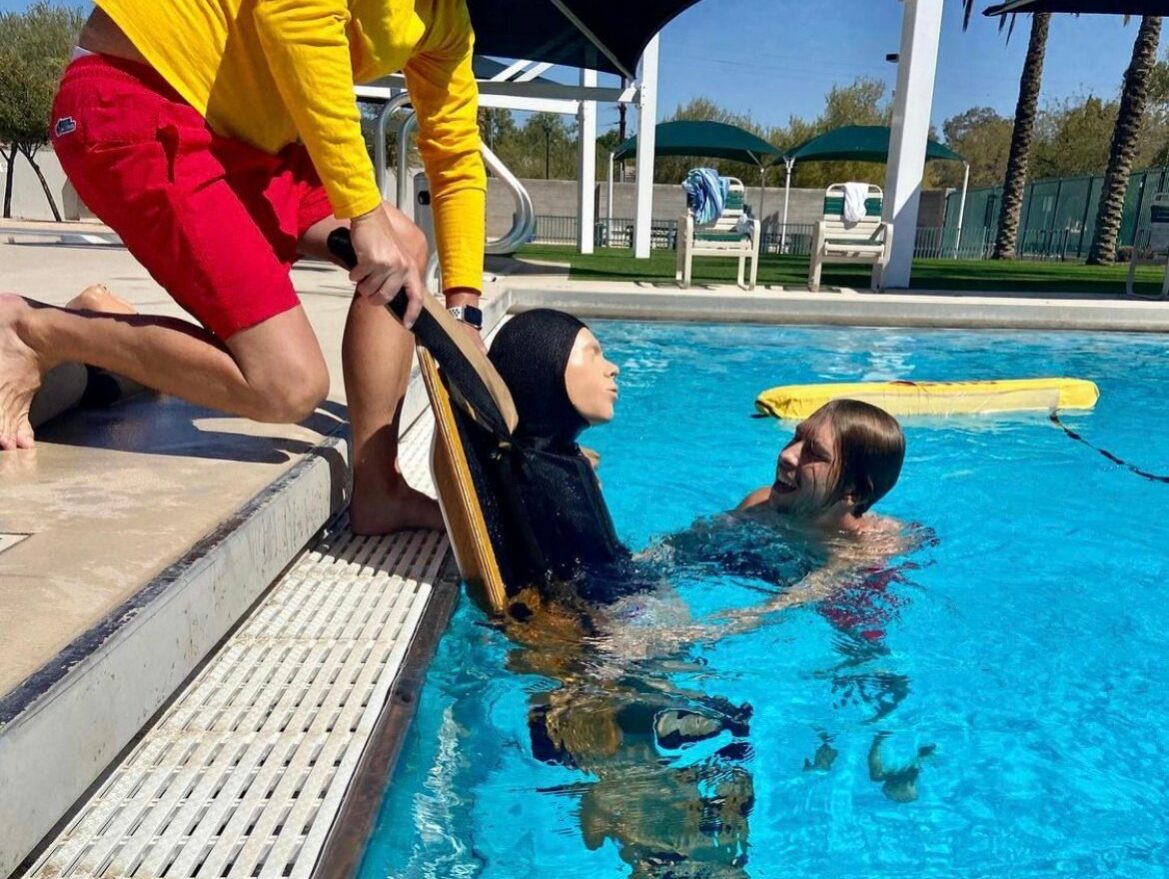 sortie de l'eau de notre mannequin piscine réaliste Ruth Lee