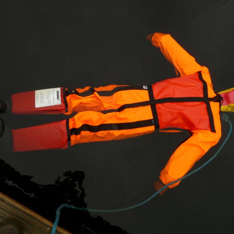 Mannequin aquatique homme à la mer à l'horizontal