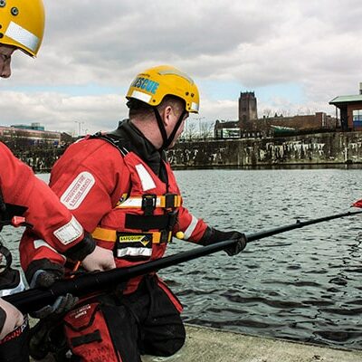 Utilisation de la perche de sauvetage Reach & Rescue en bord de fleuve