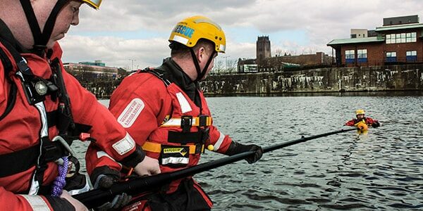 Utilisation de la perche de sauvetage Reach & Rescue en bord de fleuve